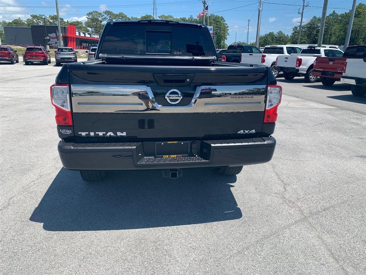 Nissan Titan Platinum Reserve Crew Cab 4WD 2017