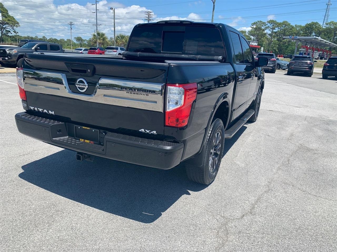 Nissan Titan Platinum Reserve Crew Cab 4WD 2017