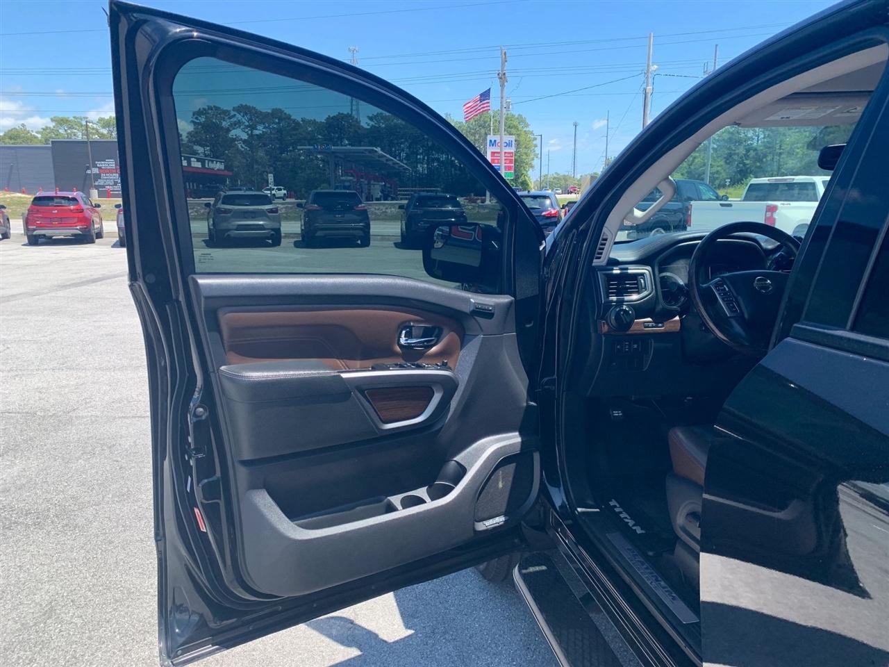 Nissan Titan Platinum Reserve Crew Cab 4WD 2017
