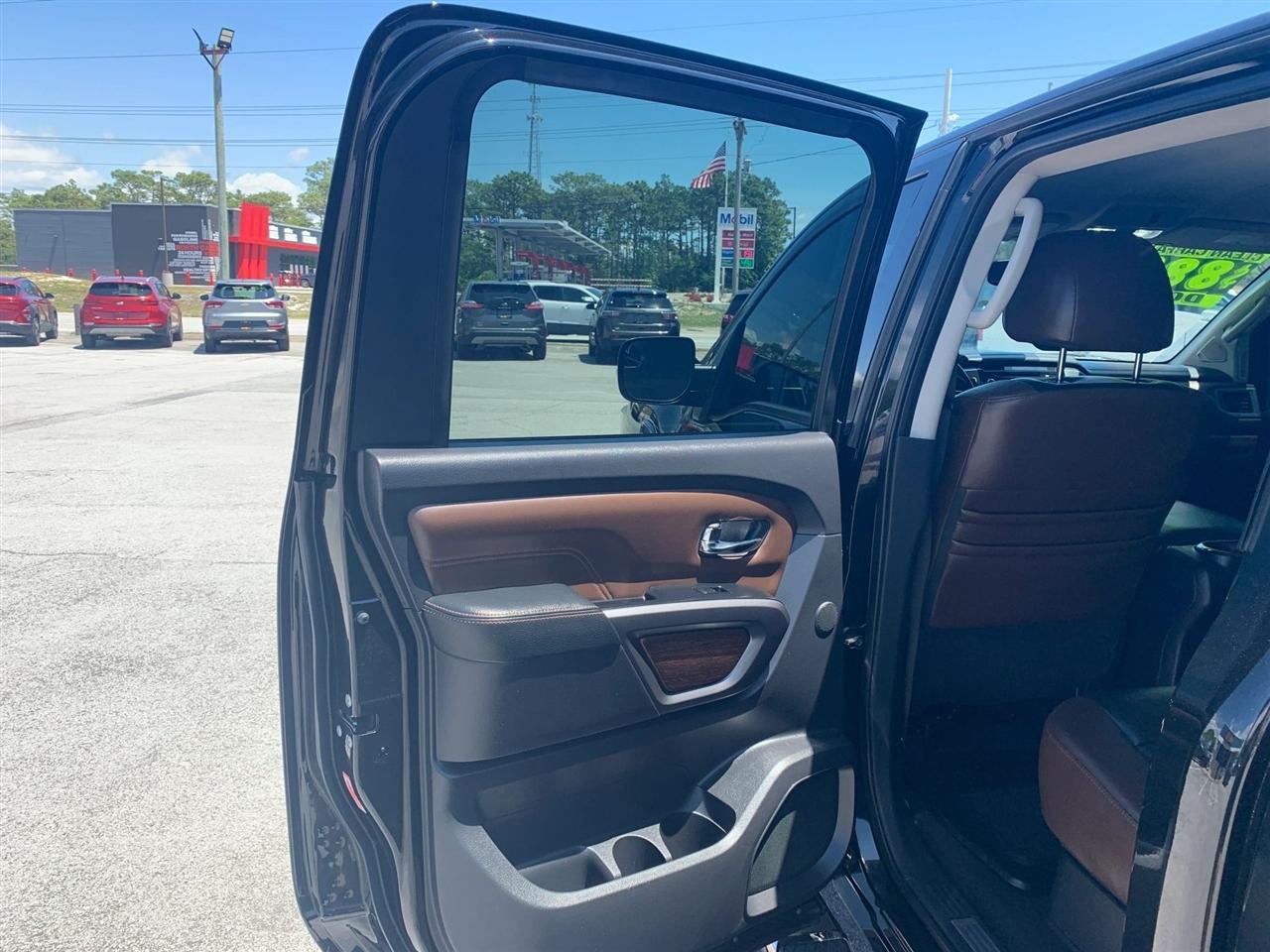 Nissan Titan Platinum Reserve Crew Cab 4WD 2017