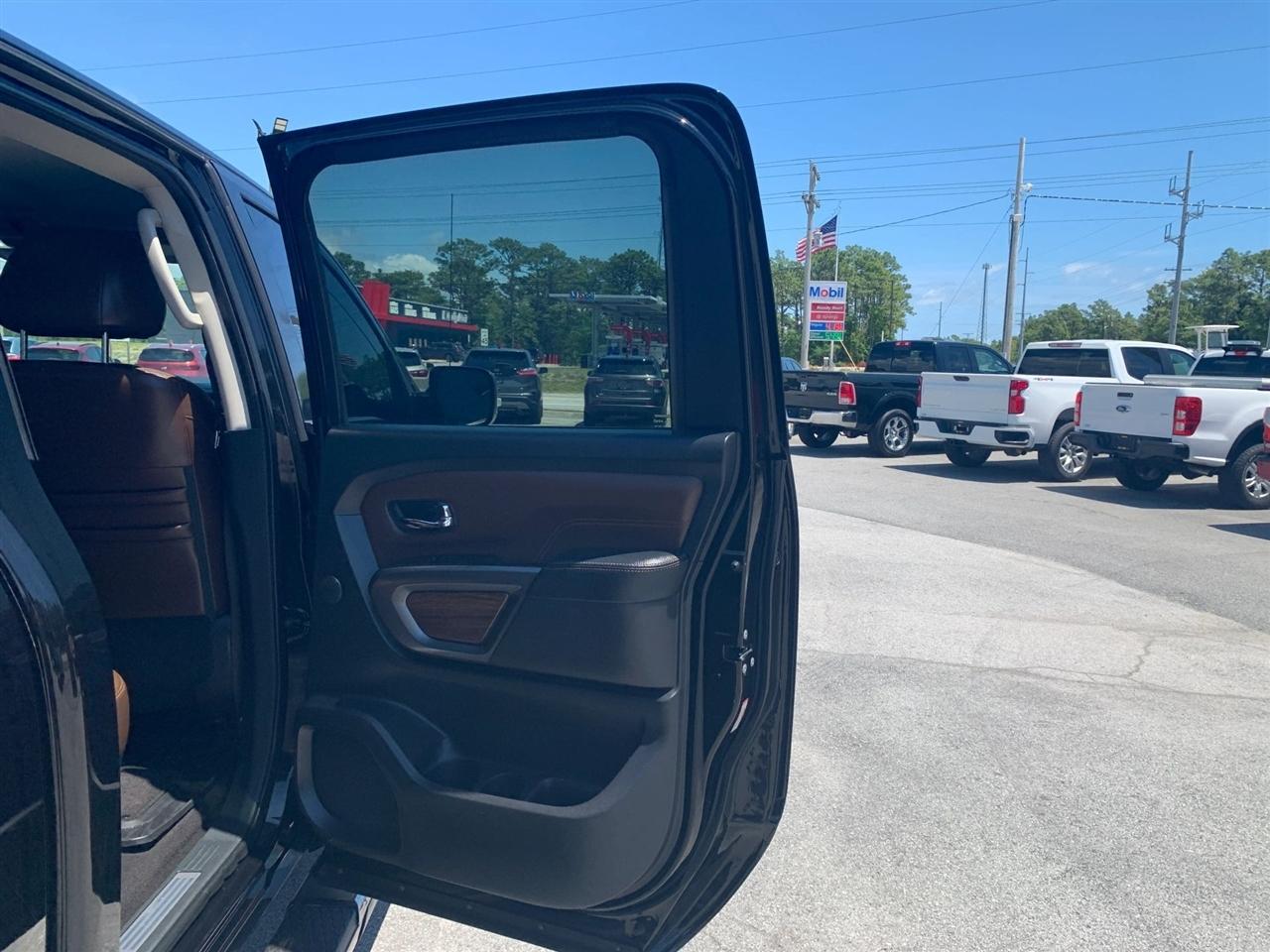 Nissan Titan Platinum Reserve Crew Cab 4WD 2017