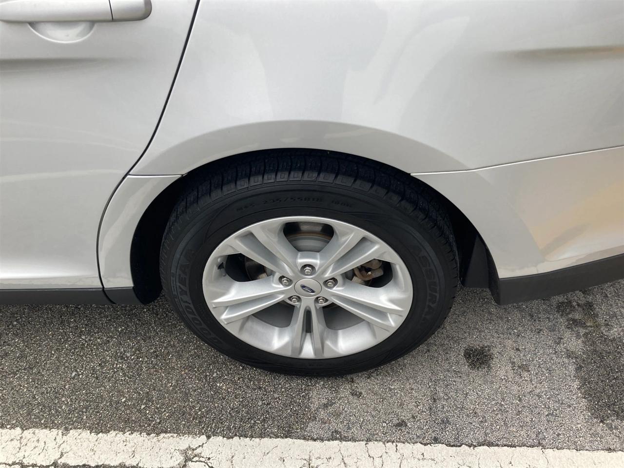 Ford Taurus SE FWD 2015