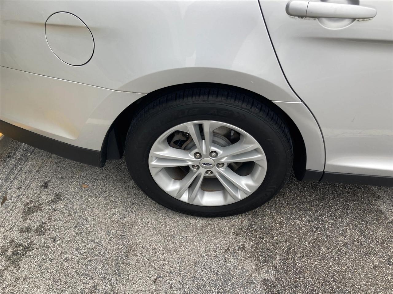 Ford Taurus SE FWD 2015