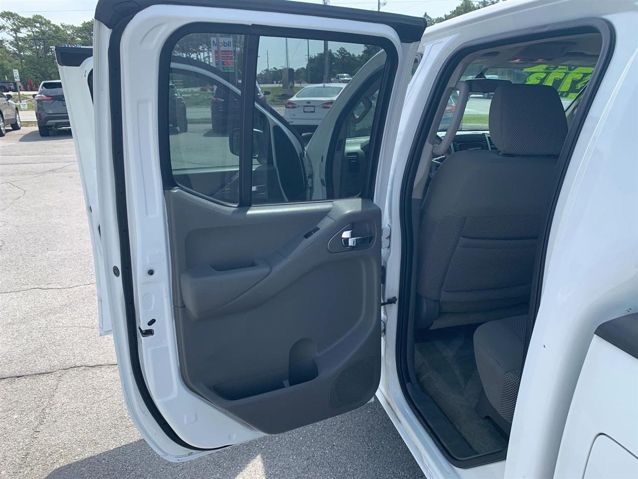 Nissan Frontier S Crew Cab 5AT 2WD 2015