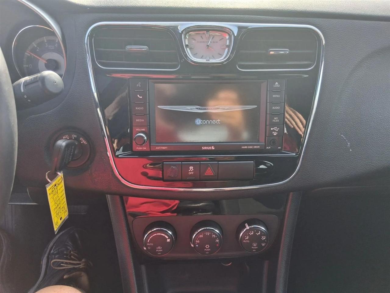 Chrysler 200 Touring 2012