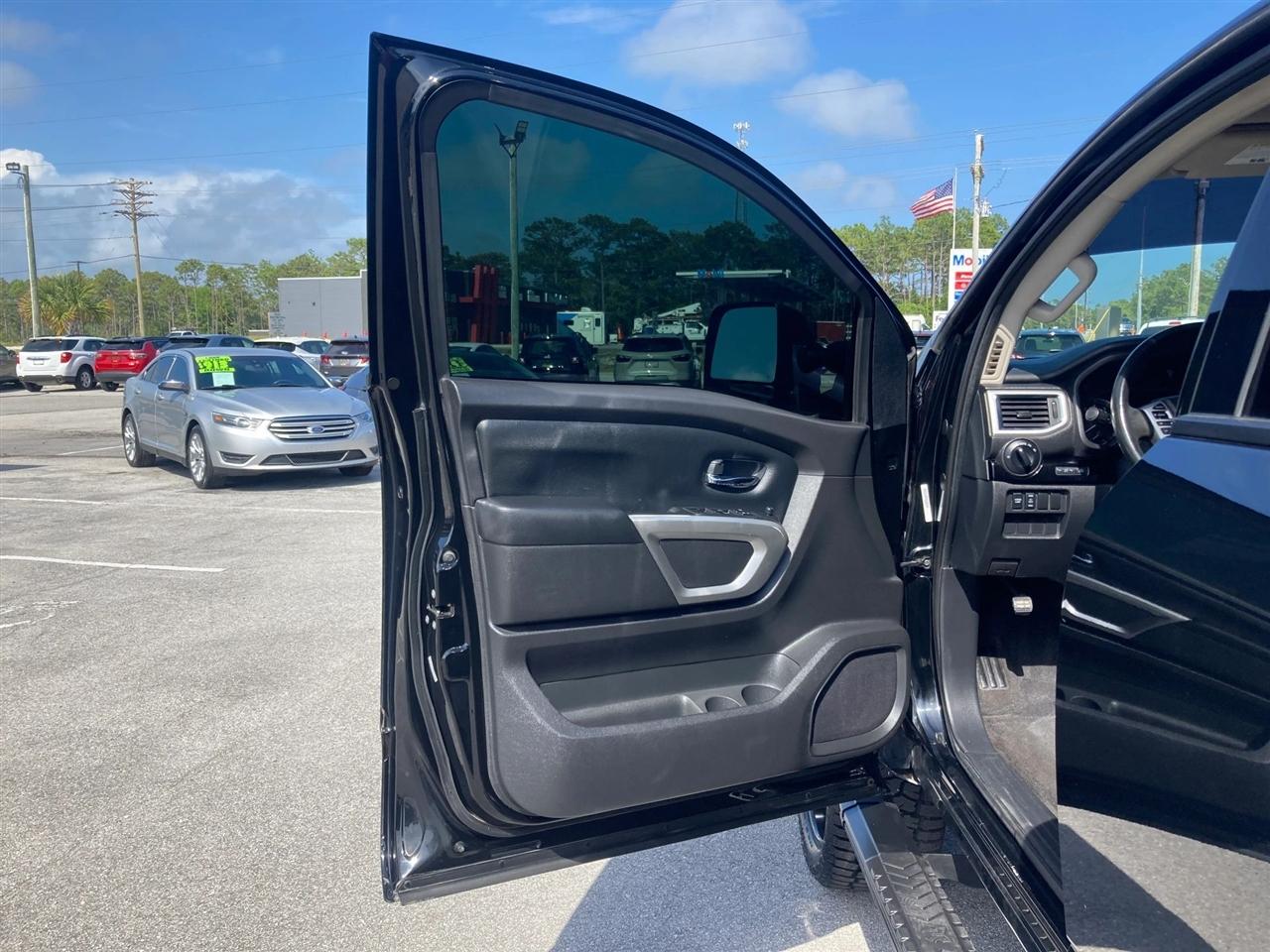 Nissan Titan SV Crew Cab 4WD 2021