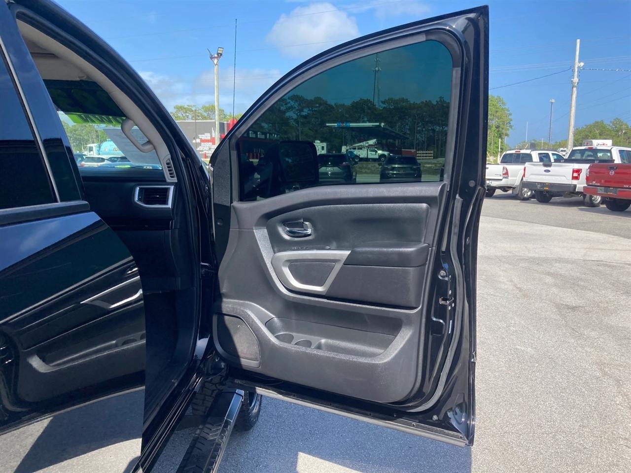 Nissan Titan SV Crew Cab 4WD 2021