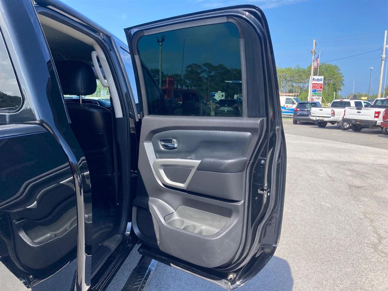 Nissan Titan SV Crew Cab 4WD 2021