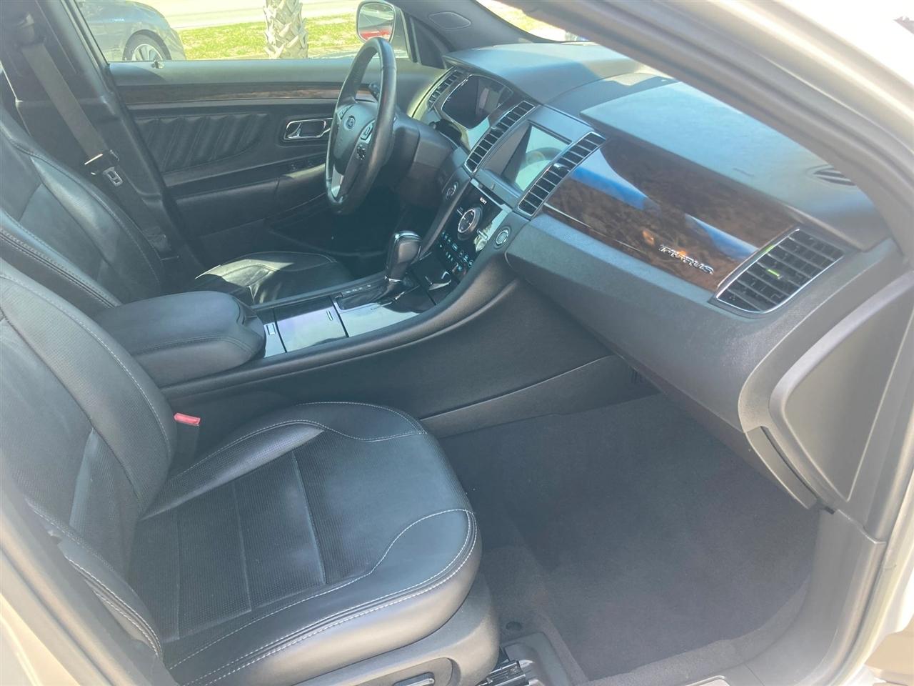 Ford Taurus Limited FWD 2019