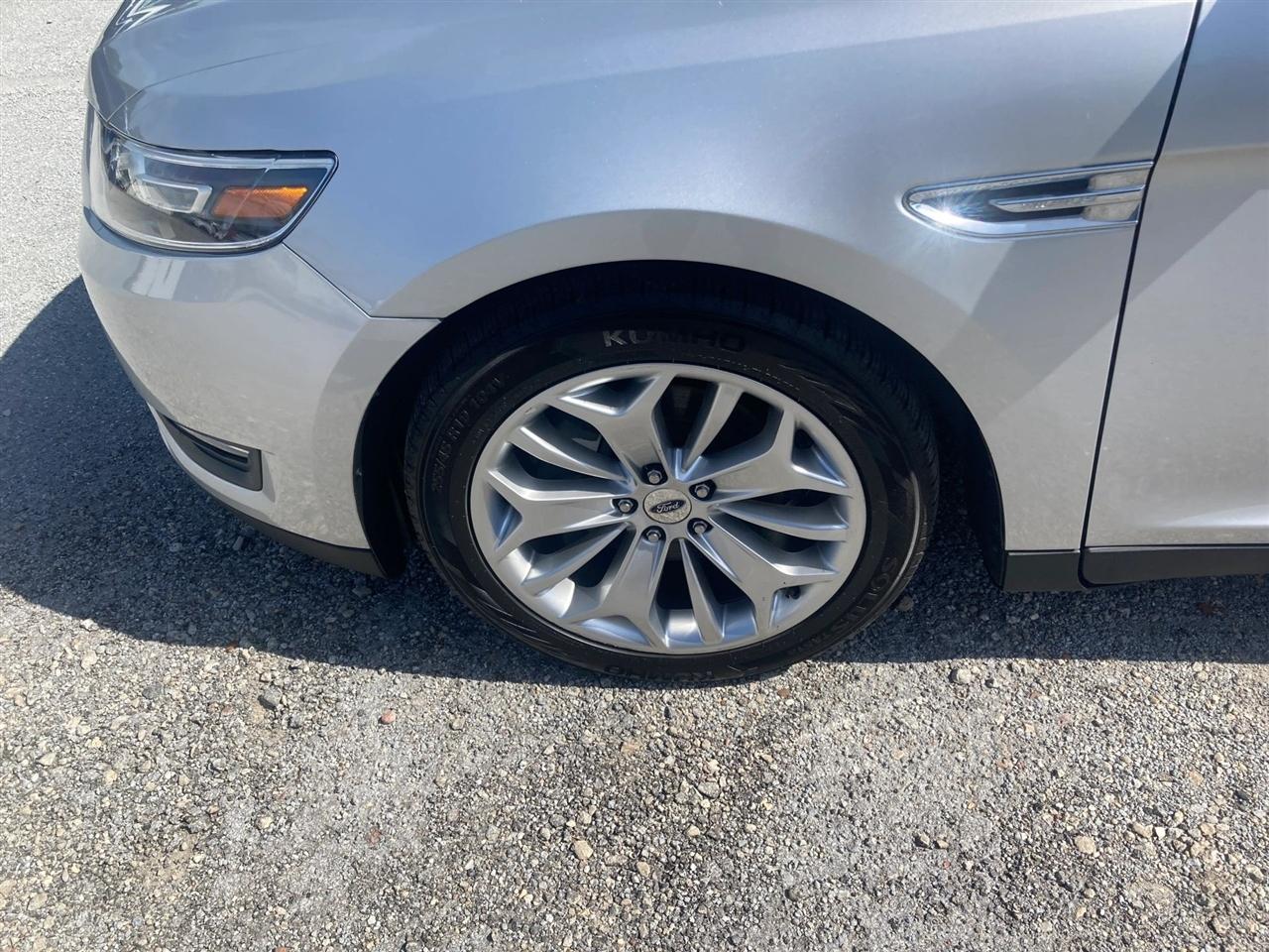 Ford Taurus Limited FWD 2019