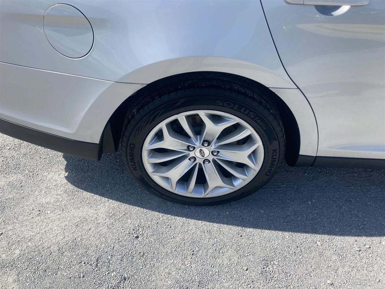 Ford Taurus Limited FWD 2019