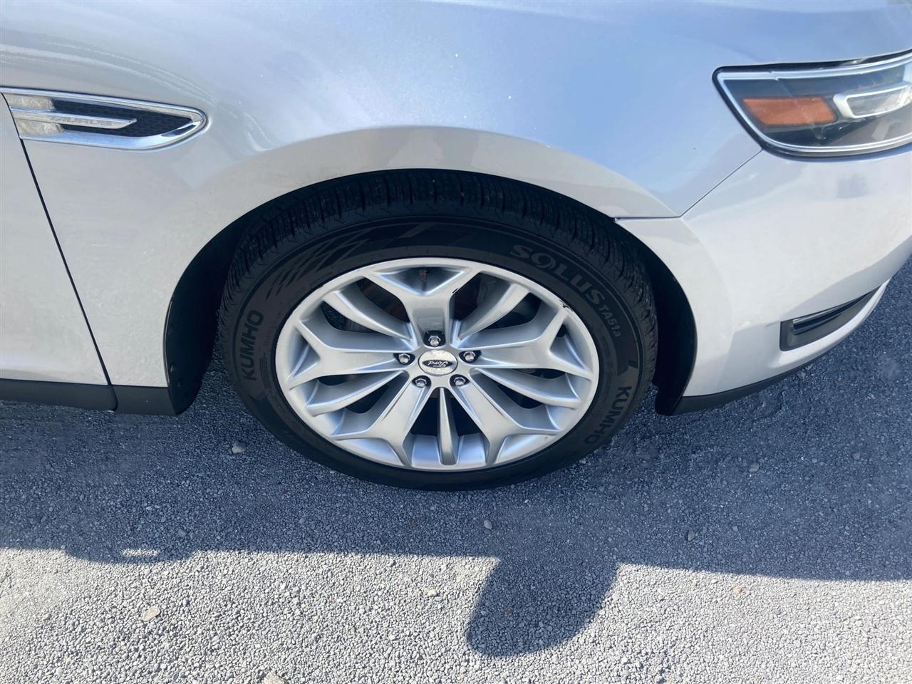Ford Taurus Limited FWD 2019