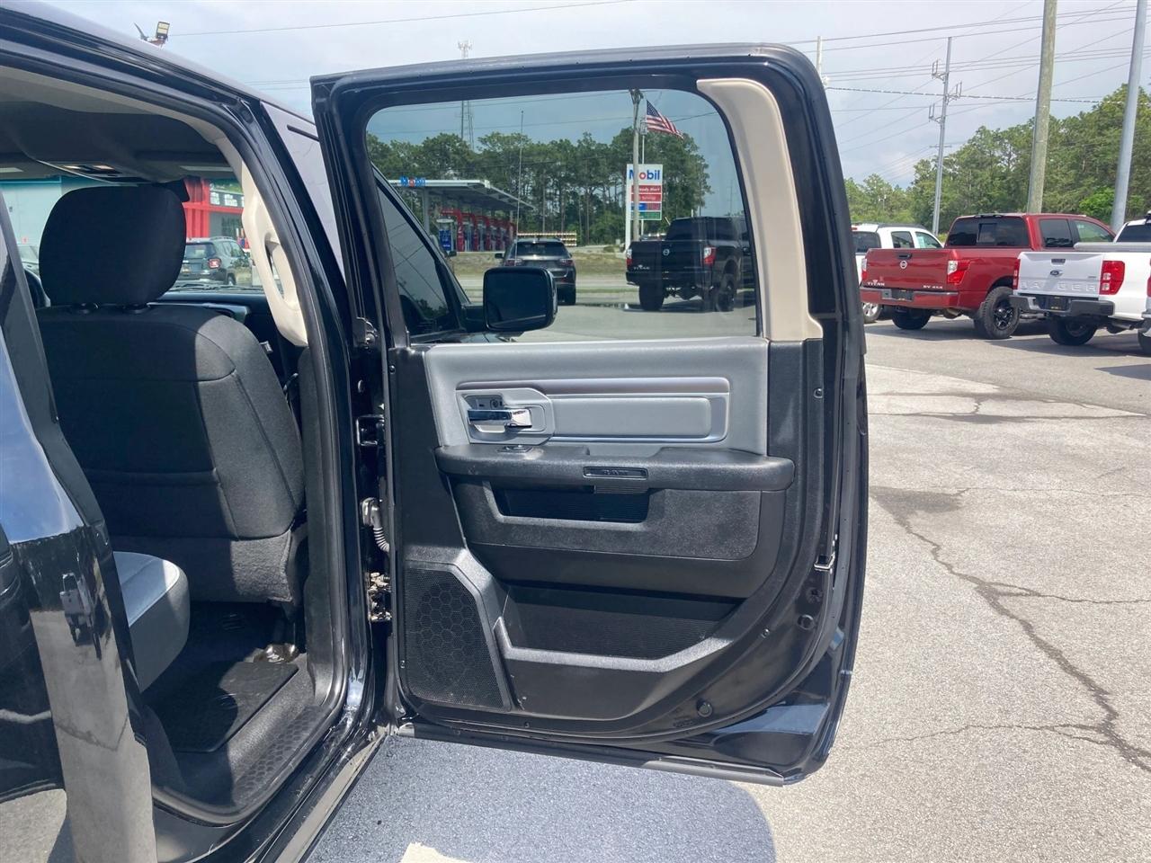 RAM 1500 Classic Tradesman Crew Cab SWB 4WD 2021