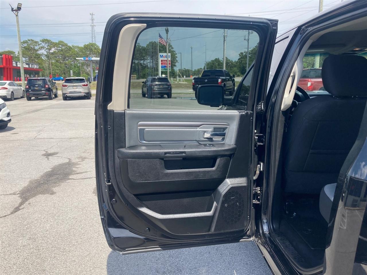 RAM 1500 Classic Tradesman Crew Cab SWB 4WD 2021