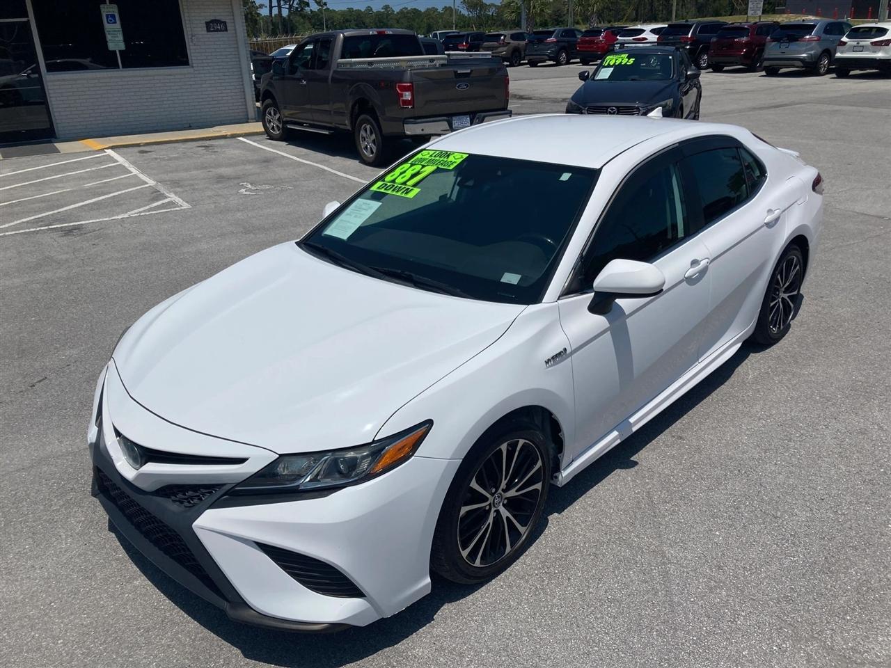 Toyota Camry Hybrid SE 2019