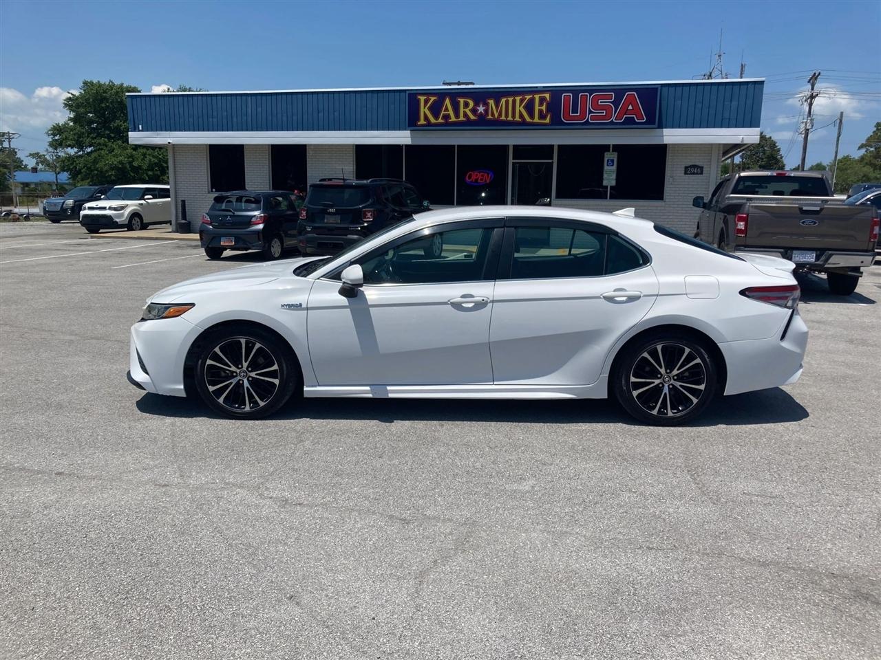 Toyota Camry Hybrid SE 2019