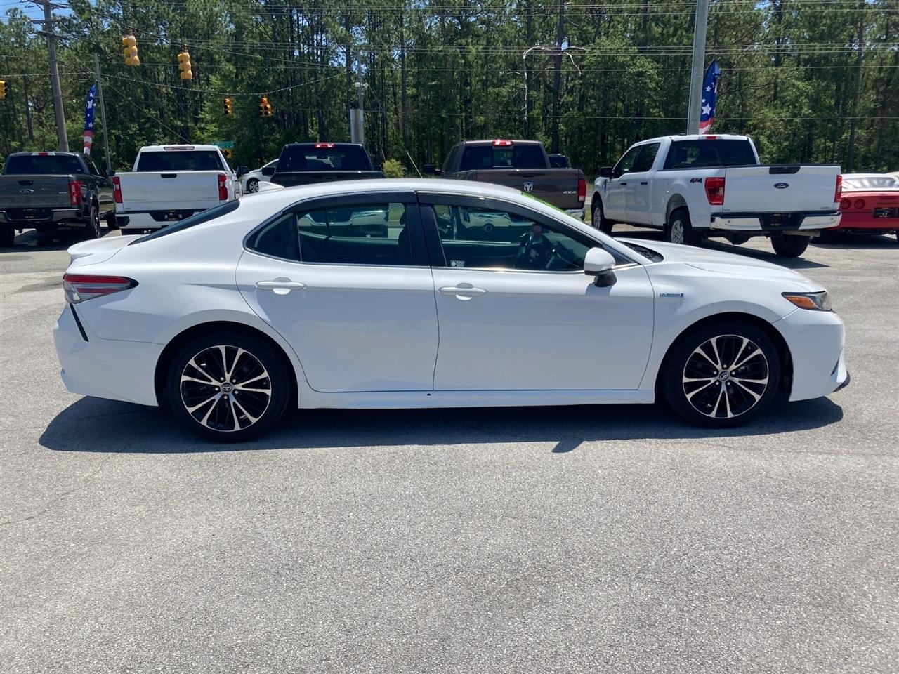 Toyota Camry Hybrid SE 2019