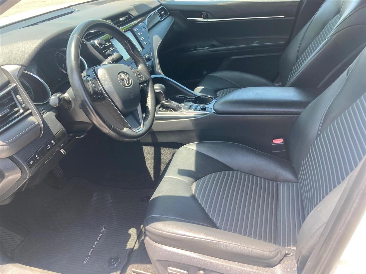 Toyota Camry Hybrid SE 2019