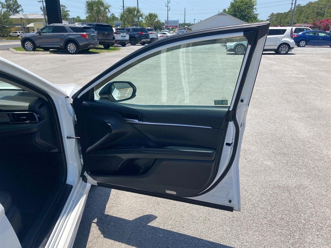 Toyota Camry Hybrid SE 2019