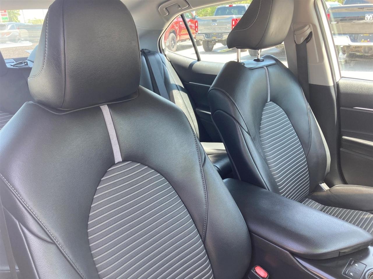 Toyota Camry Hybrid SE 2019
