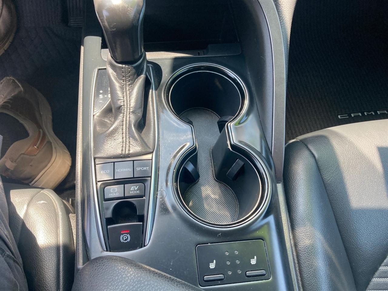 Toyota Camry Hybrid SE 2019