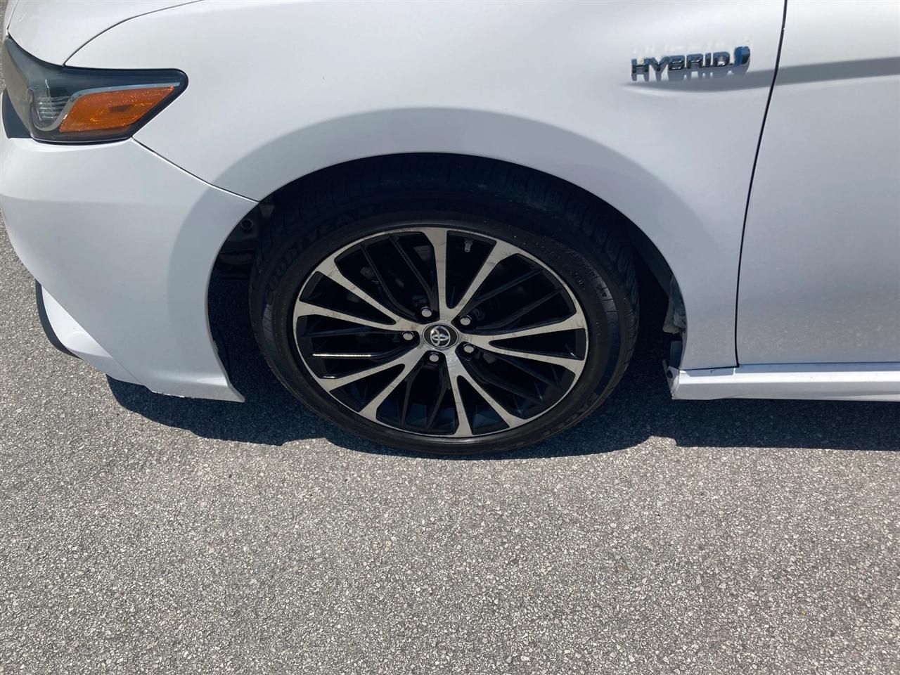 Toyota Camry Hybrid SE 2019