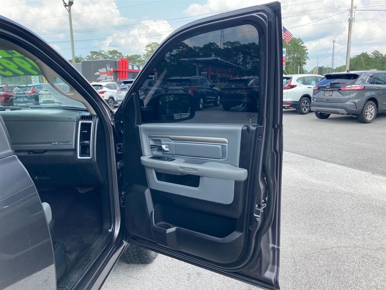 RAM 1500 SLT Crew Cab SWB 4WD 2016