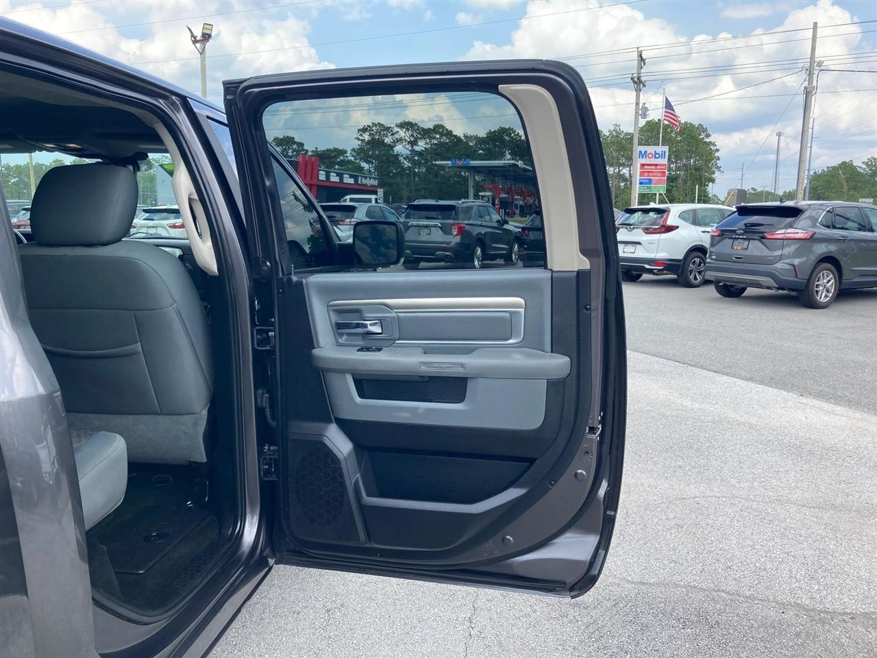 RAM 1500 SLT Crew Cab SWB 4WD 2016