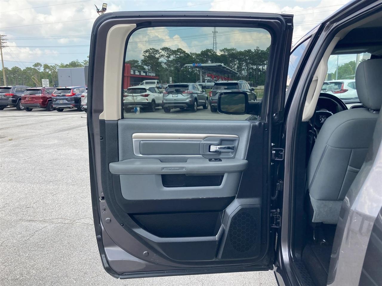 RAM 1500 SLT Crew Cab SWB 4WD 2016