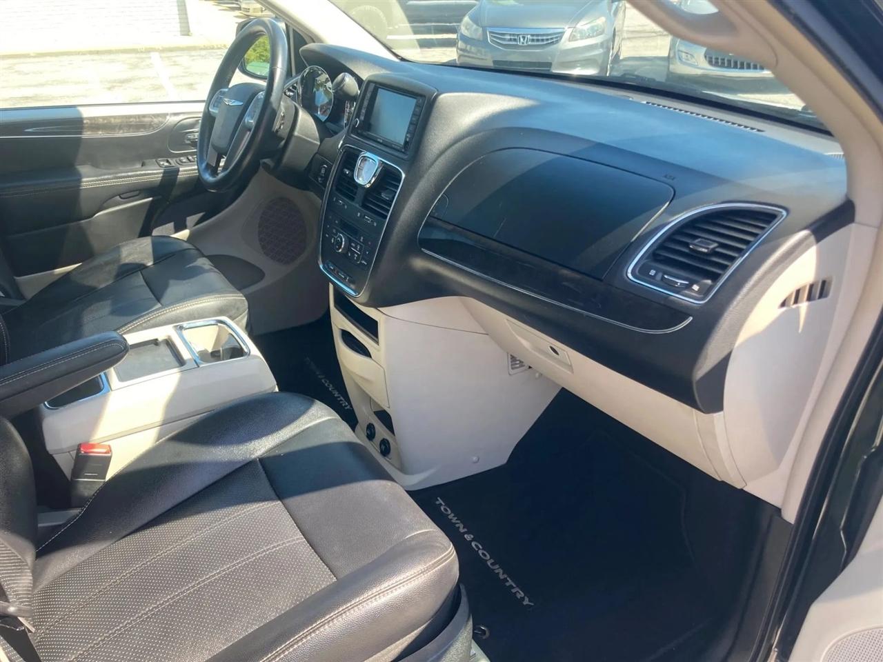 Chrysler Town & Country Touring-L 2013