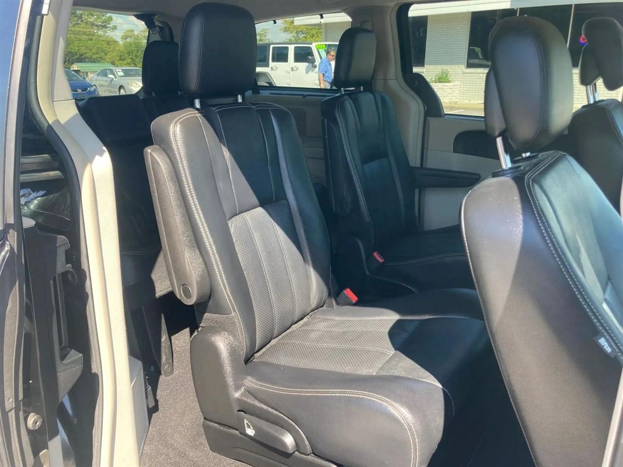 Chrysler Town & Country Touring-L 2013
