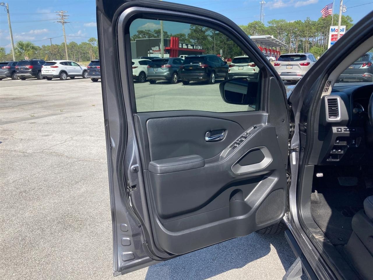 Nissan Frontier SV Crew Cab 4WD 2022