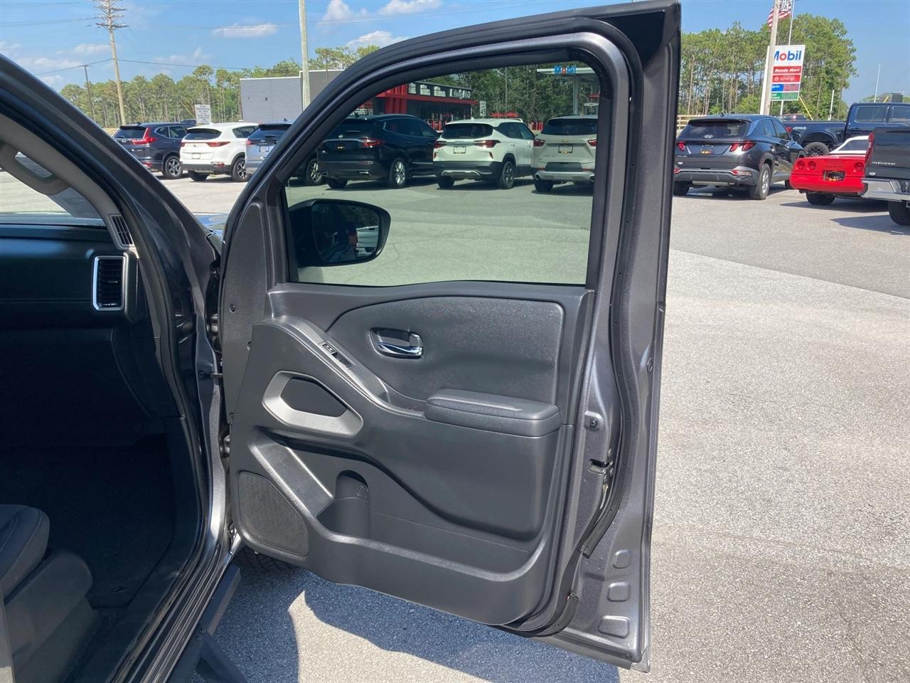 Nissan Frontier SV Crew Cab 4WD 2022