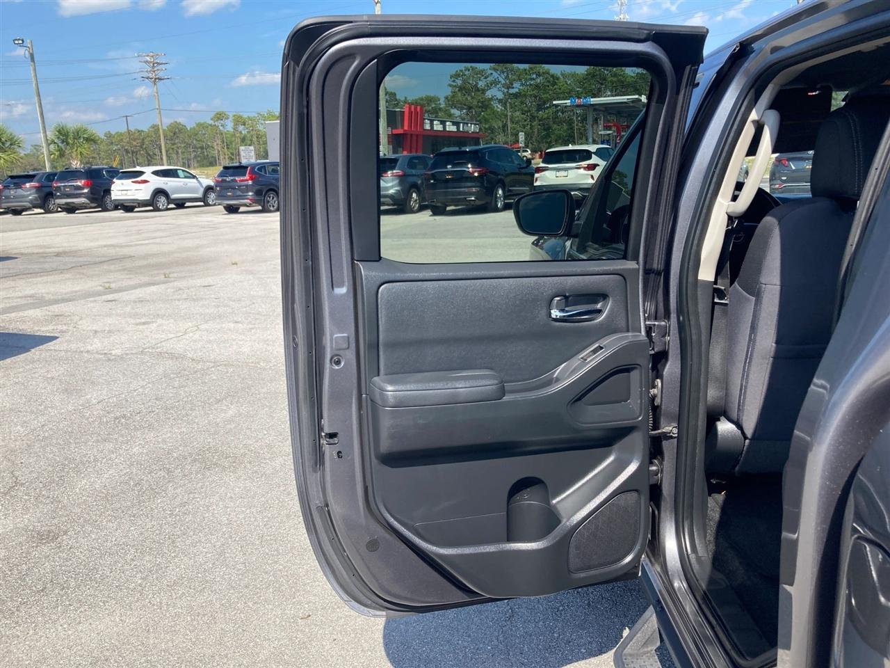 Nissan Frontier SV Crew Cab 4WD 2022