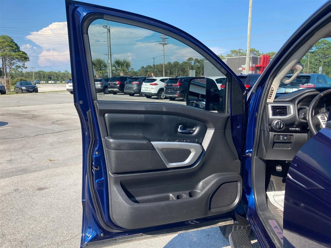 Nissan Titan XD SV Crew Cab 4WD 2018