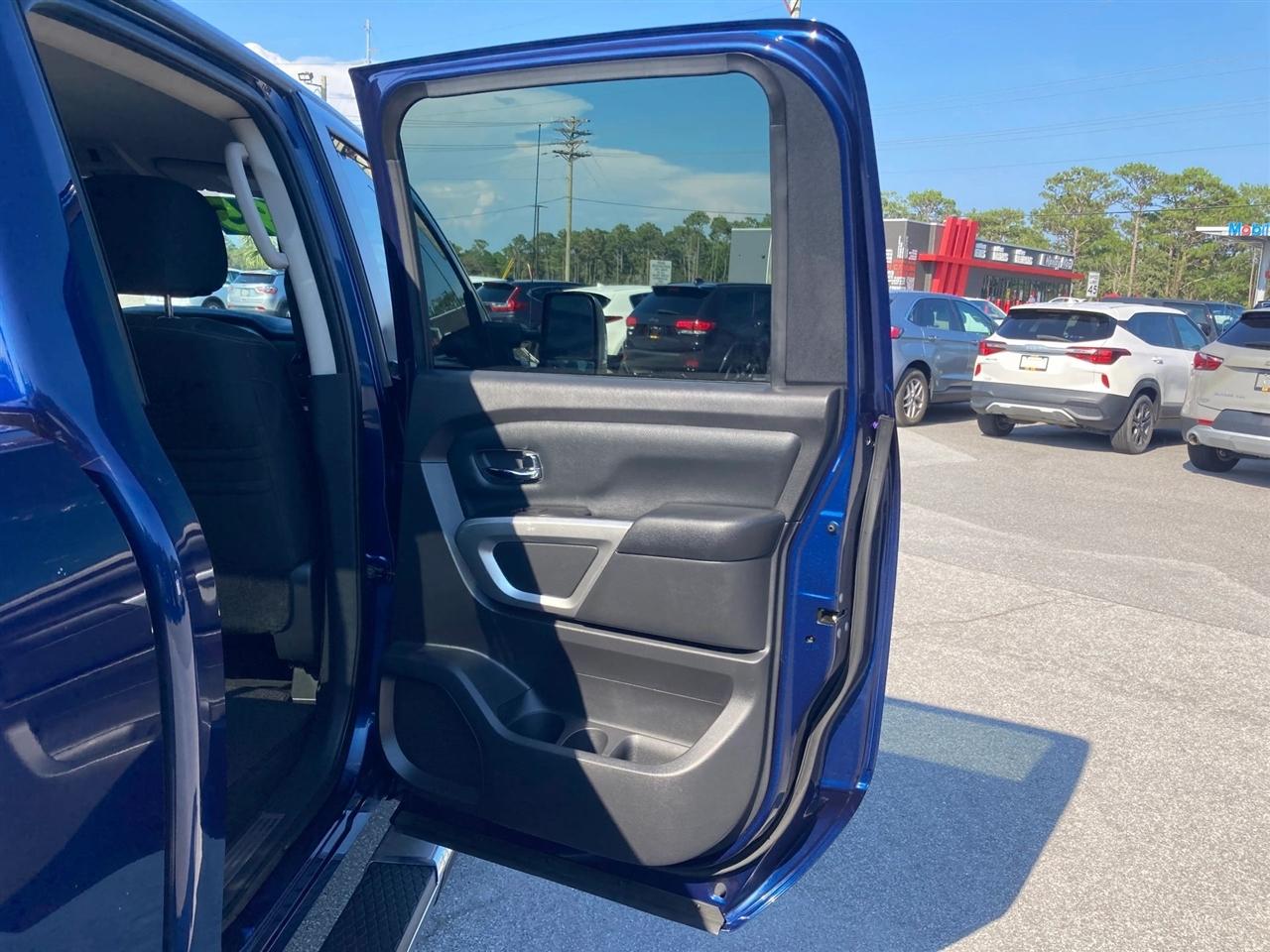 Nissan Titan XD SV Crew Cab 4WD 2018