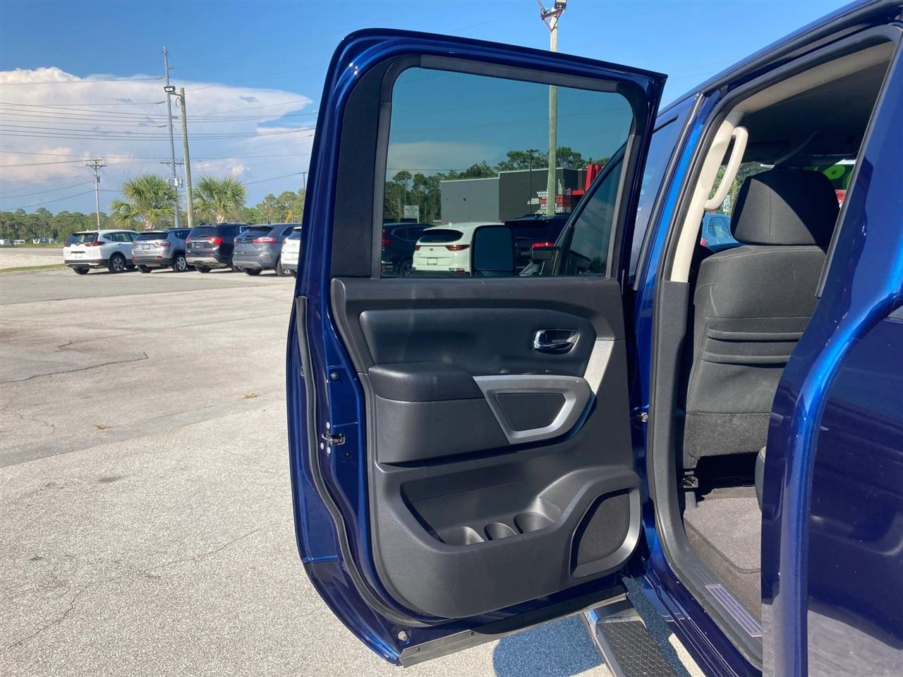 Nissan Titan XD SV Crew Cab 4WD 2018