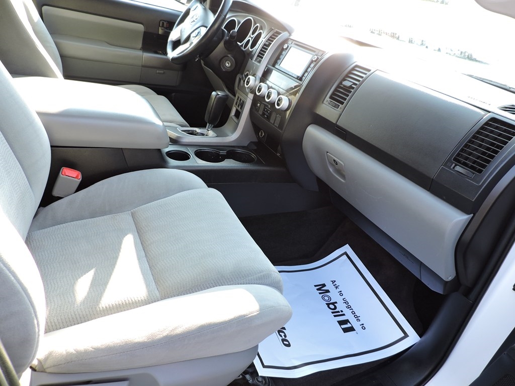 Toyota Sequoia SR5 5.7L 4WD 2016