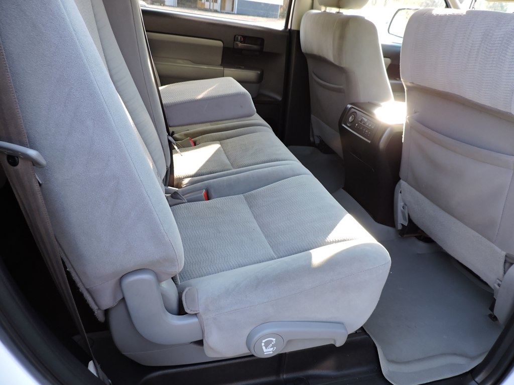 Toyota Sequoia SR5 5.7L 4WD 2016