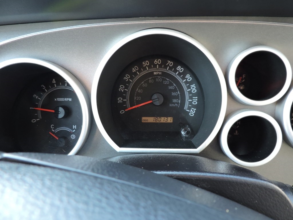 Toyota Sequoia SR5 5.7L 4WD 2016