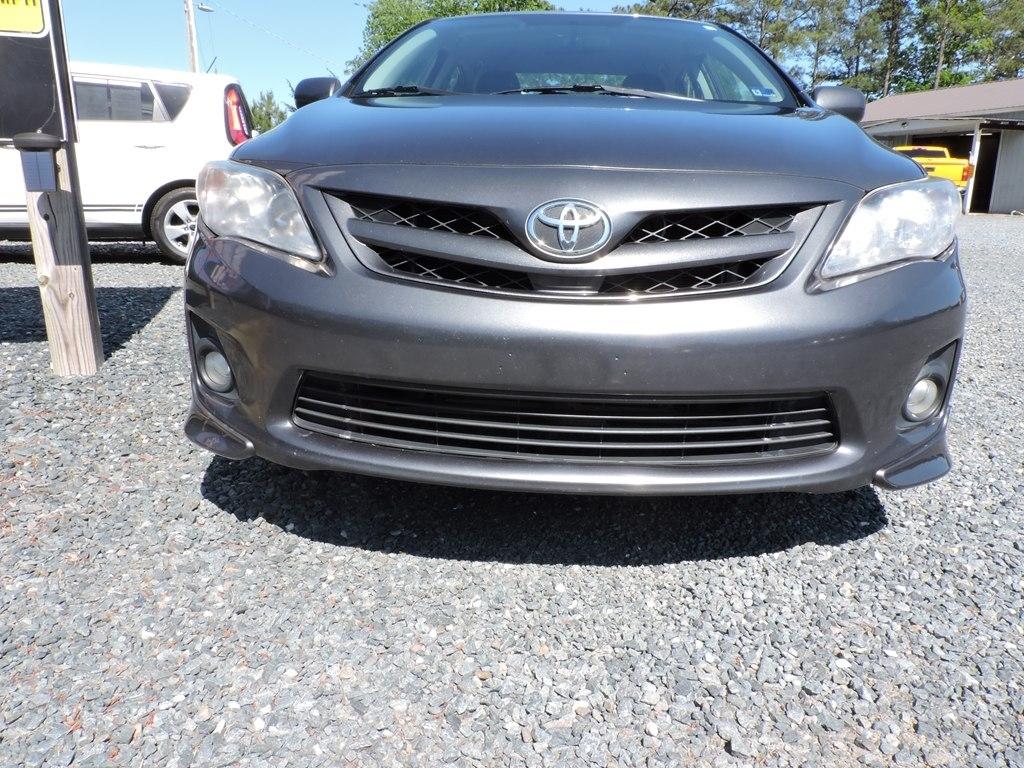Toyota Corolla 4dr Sdn Auto LE (Natl) 2011
