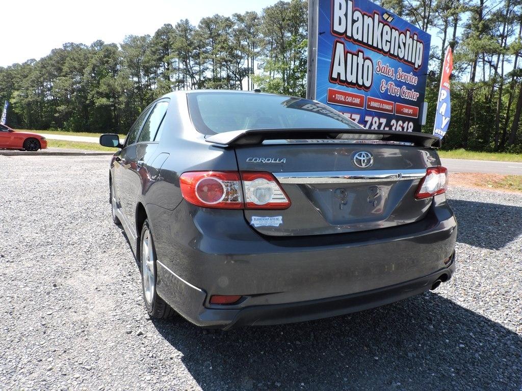 Toyota Corolla 4dr Sdn Auto LE (Natl) 2011