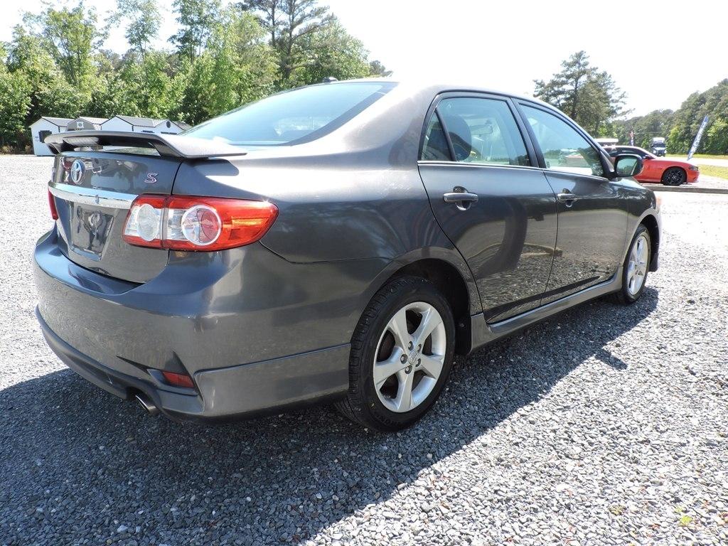 Toyota Corolla 4dr Sdn Auto LE (Natl) 2011