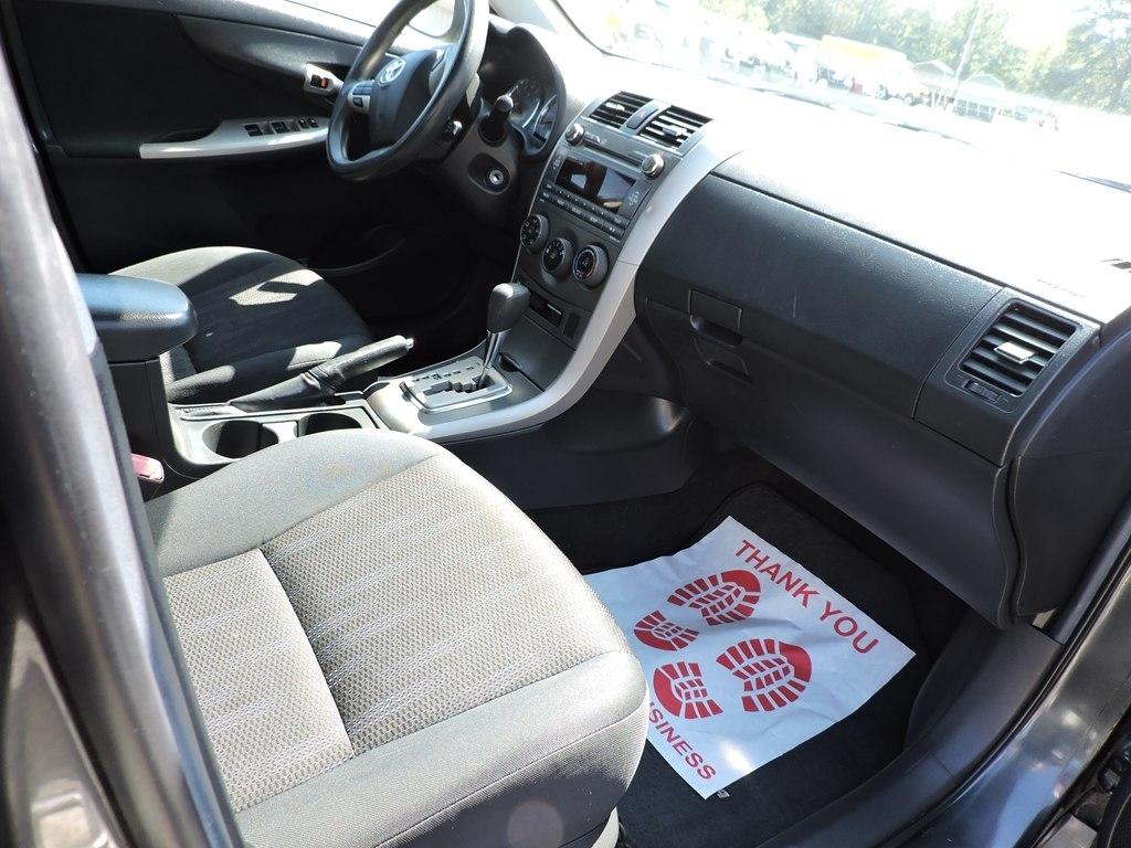 Toyota Corolla 4dr Sdn Auto LE (Natl) 2011