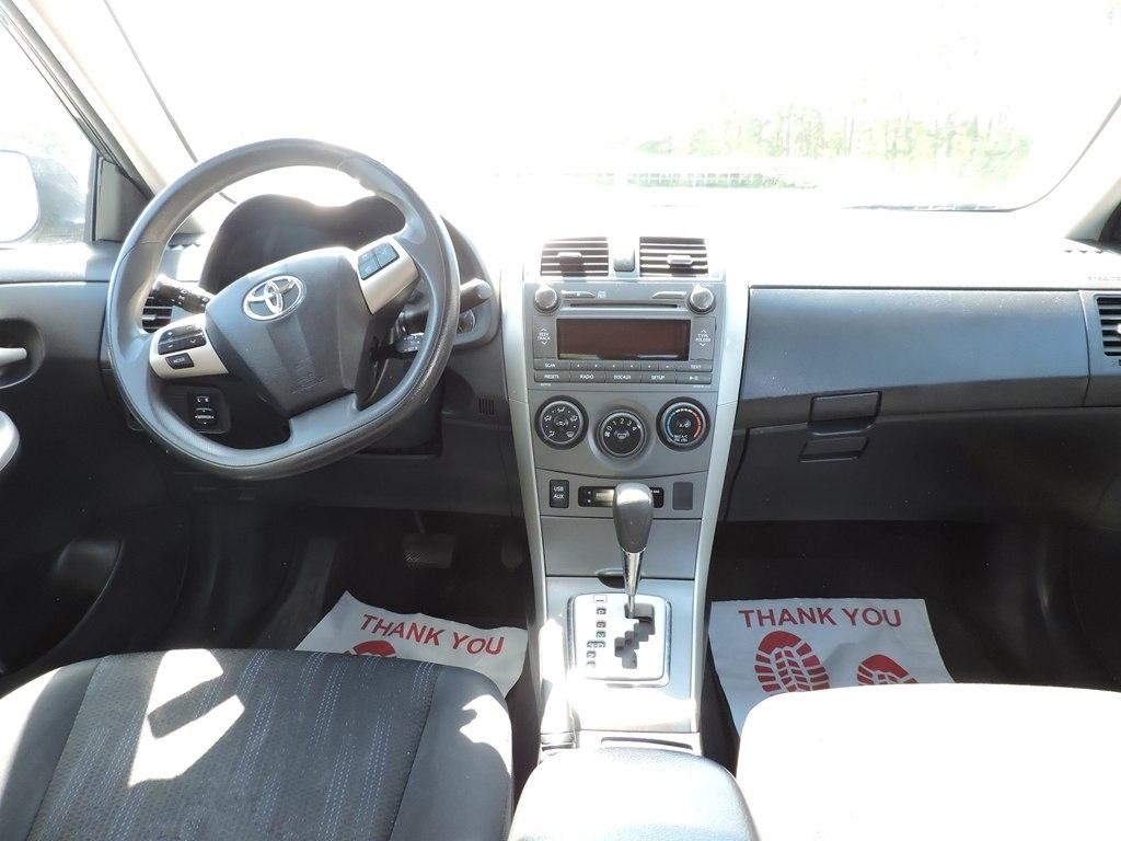 Toyota Corolla 4dr Sdn Auto LE (Natl) 2011