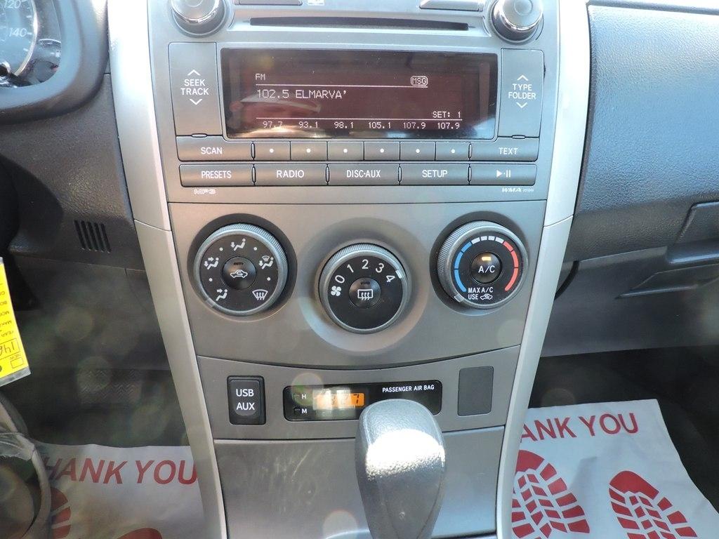 Toyota Corolla 4dr Sdn Auto LE (Natl) 2011