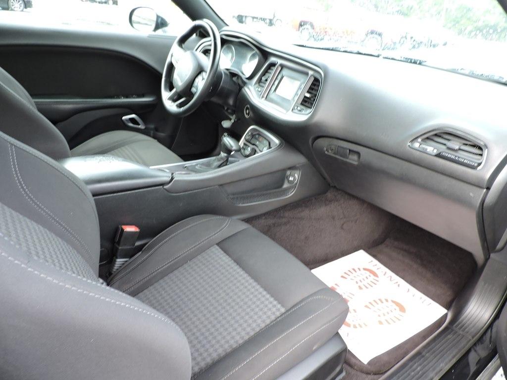 Dodge Challenger 2dr Cpe SXT 2016