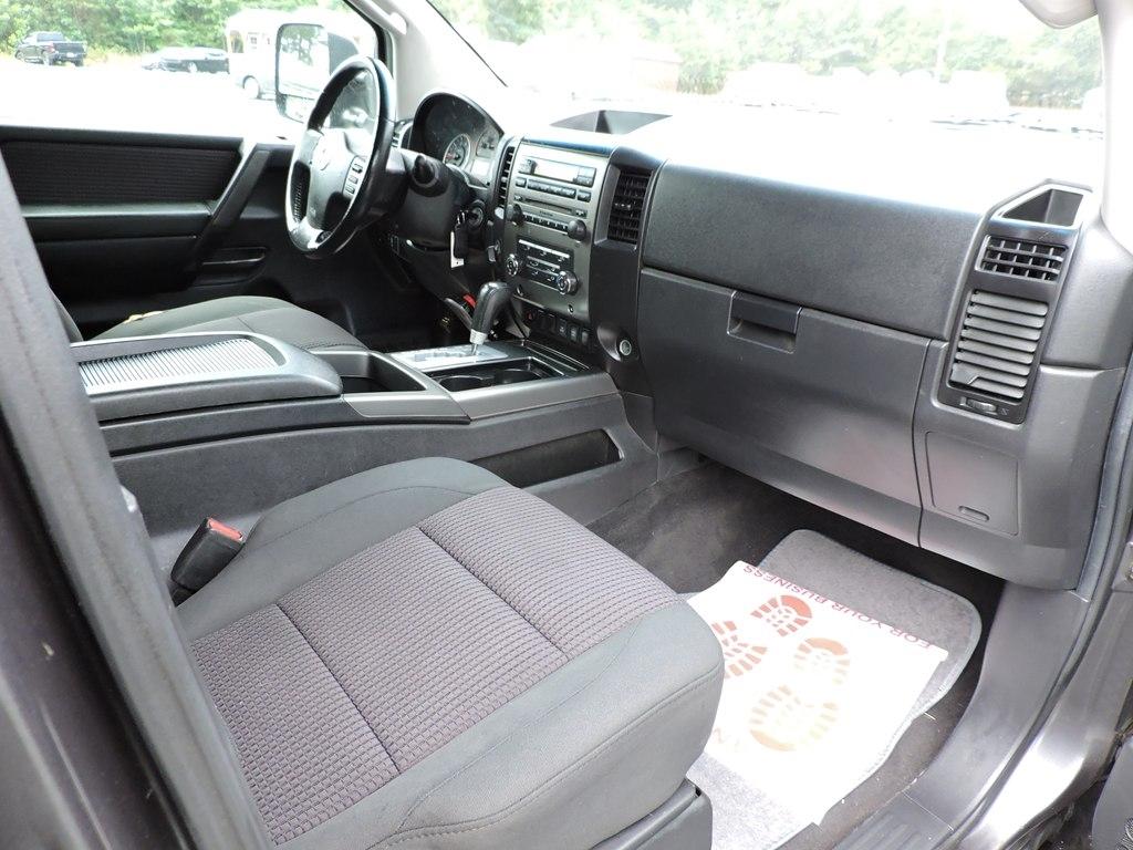 Nissan Titan 4WD Crew Cab SWB SV 2011