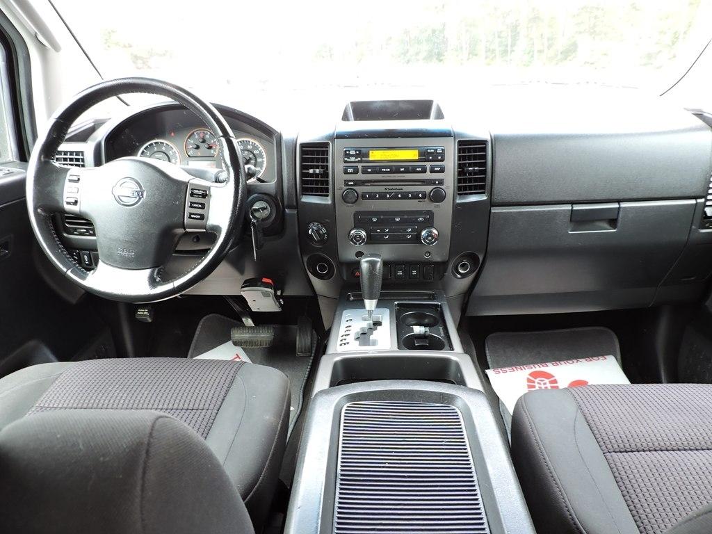 Nissan Titan 4WD Crew Cab SWB SV 2011