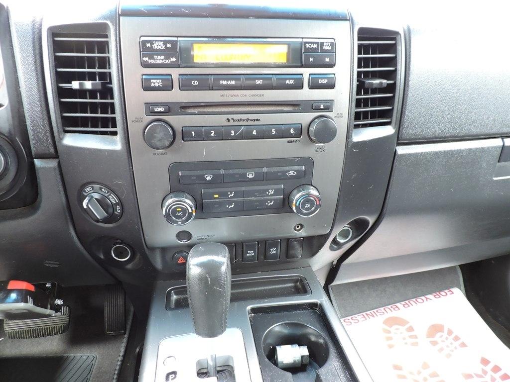 Nissan Titan 4WD Crew Cab SWB SV 2011